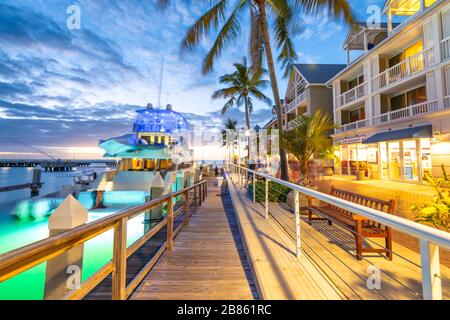 KEY WEST, FL - 20. FEBRUAR 2016: Touristen genießen das Stadtleben nachts entlang der Seepromenade. Key West ist die wichtigste Stadt der Keys Islands. Stockfoto