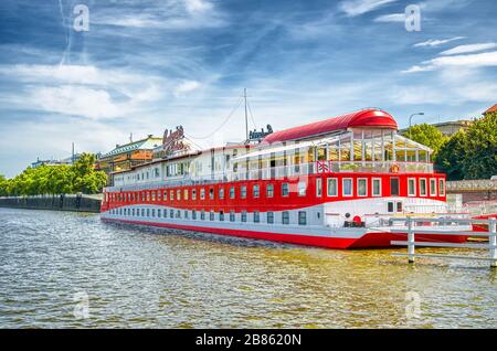 PRAG, TSCHECHIEN - JULI 2011: Berühmtes Botel Albatros an einem sonnigen Tag. Prag zieht jährlich 7 Millionen Touristen an. Stockfoto