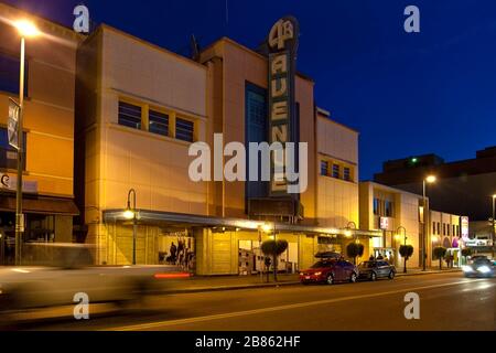 Horizontale Nachtaufnahme des Kunsttheaters Decó der 4th Avenue façade in der Innenstadt von Anchorage, Alaska Stockfoto