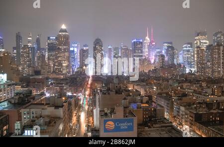 NEW YORK CITY - DEZEMBER 2018: Midtown Manhattan Luftbild nachts vom hell's Kitchen Dach aus gesehen. Stockfoto