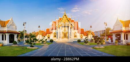 Panorama Concept.Marble Temple of Bangkok, Thailand Benchamabophit Temple, berühmter Marmortempel ist ein beliebtes Touristenziel von Bangkok und ist ein im Stockfoto