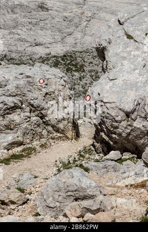 Zwei rote Spuren verblüffen auf zwei Felsen Stockfoto