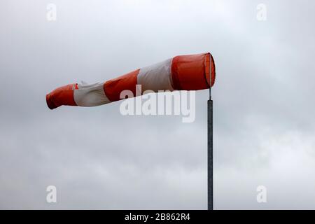 Köln, Deutschland. März 2020. Ein rot-weißer Windbock in Ossendorf. Koln, 18. März 2020 - weltweite Nutzung Credit: Dpa/Alamy Live News Stockfoto