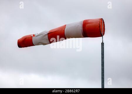 Köln, Deutschland. März 2020. Ein rot-weißer Windbock in Ossendorf. Koln, 18. März 2020 - weltweite Nutzung Credit: Dpa/Alamy Live News Stockfoto