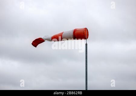 Köln, Deutschland. März 2020. Ein rot-weißer Windbock in Ossendorf. Koln, 18. März 2020 - weltweite Nutzung Credit: Dpa/Alamy Live News Stockfoto