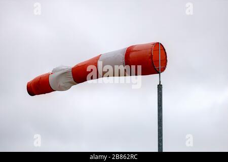 Köln, Deutschland. März 2020. Ein rot-weißer Windbock in Ossendorf. Koln, 18. März 2020 - weltweite Nutzung Credit: Dpa/Alamy Live News Stockfoto