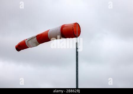 Köln, Deutschland. März 2020. Ein rot-weißer Windbock in Ossendorf. Koln, 18. März 2020 - weltweite Nutzung Credit: Dpa/Alamy Live News Stockfoto