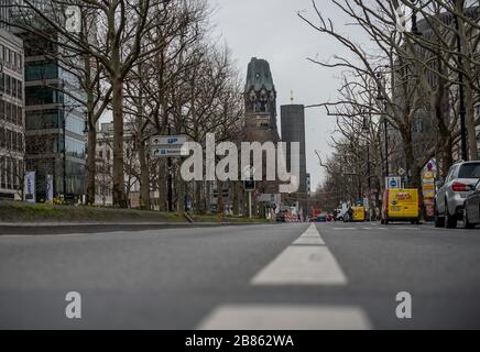 Berlin, Deutschland. März 2020. Auf dem Kurfürstendamm ist um 10 Uhr morgens kaum Verkehr zu finden. Normalerweise kommt es zu dieser Tageszeit immer zu einem Stau am Kudamm. Credit: Michael Kappeler / dpa / Alamy Live News Stockfoto