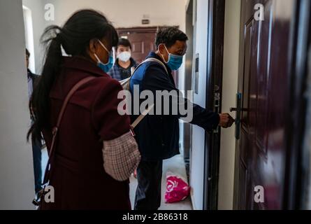 (200320) -- KUNMING, 20. März 2020 (Xinhua) -- Villager Yan Fugao und seine Frau Wang Daxiang kommen zu ihrem neuen Haus im Neuansiedlungsgebiet Maojiawan im Kreis Ludian, im Südwesten Chinas Provinz Yunnan, am 15. März 2020. Das Dorf Luoqiu liegt tief in den Bergen der südwestchinesischen Provinz Yunnan und beherbergt nur Dutzende von Haushalten, die sich im Tal der Berge verstreut haben. Der Dorfbewohner Yan Fugao und seine Frau Wang Daxiang leben seit mehr als 20 Jahren hier. Die raue Berglandschaft hier hat die wirtschaftlichen Aktivitäten der Einheimischen stark eingeschränkt und einige von ihnen arm gemacht. Die Familie von Yan Fugao ist Stockfoto