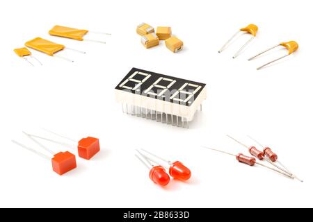 Verschiedene elektronische Komponenten, Nahaufnahme auf isoliertem weißem Hintergrund Stockfoto