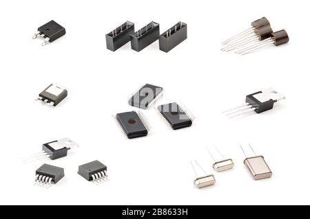 Verschiedene elektronische Komponenten, Nahaufnahme auf isoliertem weißem Hintergrund Stockfoto