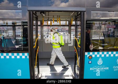 Die Teams, die der Stadtverwaltung von Istanbul angehören, führen ihre Desinfektionsaktivitäten aufgrund des Coronavirus in den Bussen von Eminonu aus. Stockfoto