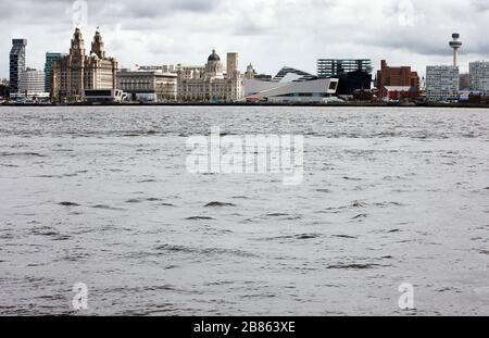 Blick auf das Liverpool Waterfront von Birkenhead an einem bewölkten Sommertag in Liverpool, Merseyside, England, Großbritannien Stockfoto