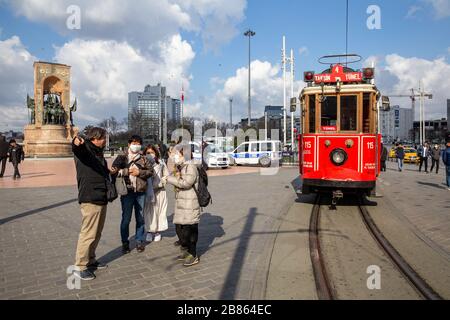 Blick vom Taksim-Platz.aufgrund einer neuen Art von Coronavirus Fälle in der Türkei, die Anzahl der Menschen, die auf den Plätzen und Straßen mit Masken wandern. Stockfoto