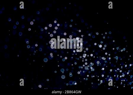 Bokeh des Lichtkonzepts. Abstrakt-eleganter Glitzer funkelt bokeh auf schwarzem Hintergrund. Stockfoto