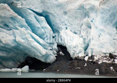 Horizontaler Nahblick auf die Eisrisse eines Gletschers im Portage Valley, Anchorage, Alaska Stockfoto