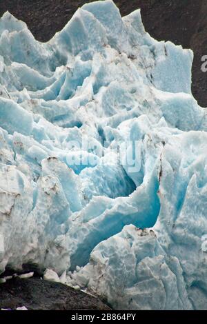 Vertikale Nahaufnahme der Eisrisse eines Gletschers im Portage Valley, Anchorage, Alaska Stockfoto