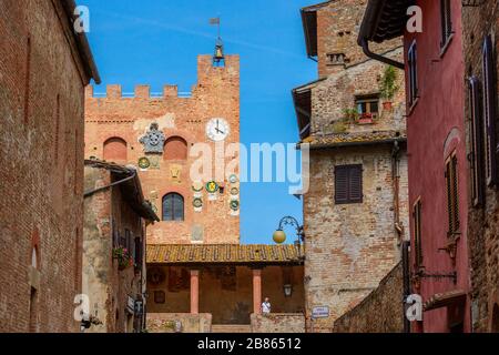 Certaldo, Toskana / Italien: Via Giovanni Boccaccio und Palazzo del Vicario oder Palazzo Pretorio im mittelalterlichen Oberteil der Stadt Certaldo Alto. Stockfoto