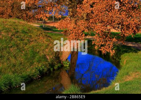 Fußweg neben einem Aquädukt in der Gegend von Pla del Bages mit Ende im Parc de la Sequia Stockfoto