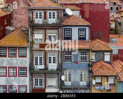 Blick auf die Fassaden und Dächer der alten Häuser in der Innenstadt von Porto, Portugal Stockfoto