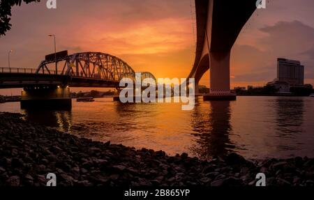 Krungthep - Rama III Brücke EINE Brücke über den Chao Phraya Fluss zwischen Ratchadapisek Road und Somdej Taksin Road bei Sonnenuntergang, Thon Buri in Bangkok Th Stockfoto