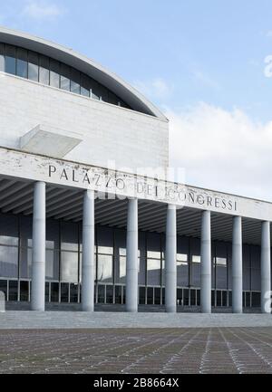 Das Kongresszentrum (Palazzo dei Congressi) ist ein aus der Zeit des Faschismus stammender Gebäudeteil des Architekturbezirks EUR in Rom, Italien Stockfoto