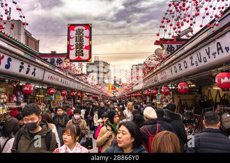 tokio, japan - 28. januar 2020: Touristen, die in der Nakamise Einkaufsstraße vom Thunder Gate Kaminarimaon zum Sensoji Buddhist Temple in laufen Stockfoto