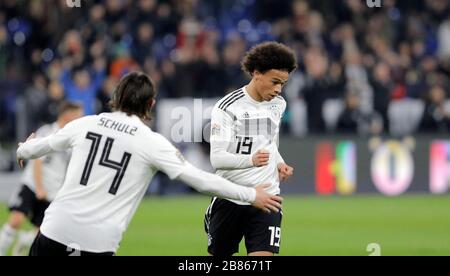 Schalke, Veltins-Arena, 19.11.19 Uhr: Leroy Sane (Deutschland) (R) schiesst das 2:0-Tor und jubelt mit Nico Schulz (L) im LŠnderspiel Deutschland gegen Nied Stockfoto