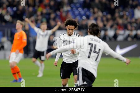 Schalke, Veltins-Arena, 19.11.19 Uhr: Leroy Sane (Deutschland) (M) schiesst das 2:0-Tor und jubelt mit Nico Schulz (R) im LŠnderspiel Deutschland gegen Nied Stockfoto