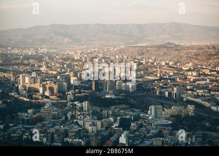 Schöner Panoramablick auf Tiflis, Georgien. Die Stadt in der Nähe der Berge. Stockfoto