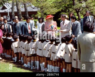 HRH Prince Charles und HRH Princess Diana nehmen an einer traditionellen Teezeremonie in der Shugaku Imperial Villa, Nijo Castle in Kyoto, Japan, Mai 1986, teilzunehmen. Stockfoto