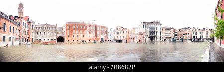 Venedig. Italien - 13. Mai 2019: Venedig, Italien. Platz Campo Sant Anzolo. Santo Stefano Bell Tower (Campanile di Santo Stefano). Stockfoto