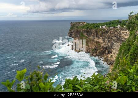 Uluwatu Tempel im Süden Balis vom Karang Boma Cliff View Point, Indonesien, aus gesehen Stockfoto