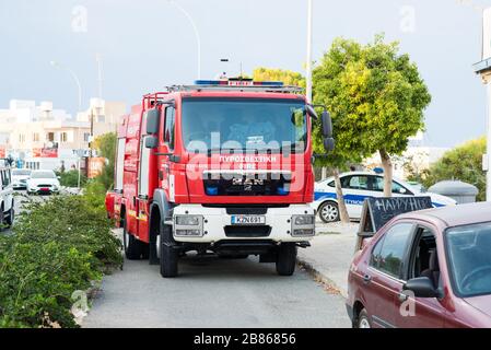 Protaras. Zypern - 9. Oktober 2018: Fire Engine steht auf dem Gehweg im Zentrum von Protaras. Stockfoto