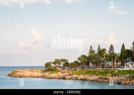 Protaras. Zypern - 5. Oktober 2018: Fig Tree Bay in Protaras. Zypern. Mediterrane Landschaft mit Touristen, die sich im Hotel entspannen. Stockfoto