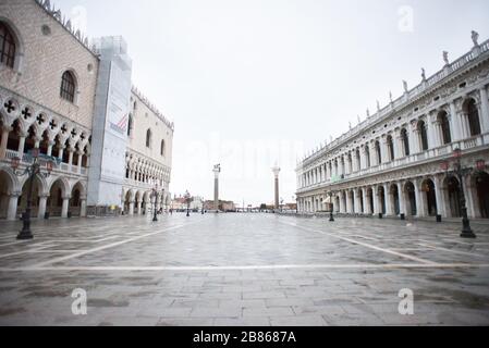 Venedig. Italien - 13. Mai 2019: Dogenpalast (Palazzo Ducale) auf dem Markusplatz am regnerischen Morgen in Venedig, Italien, Europa. Stockfoto