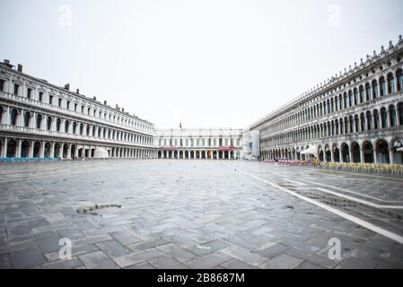 Venedig. Italien - 13. Mai 2019: Leerer Piazza San Marco bei Sunrise in Venedig. Regnerisches Wetter. Stockfoto