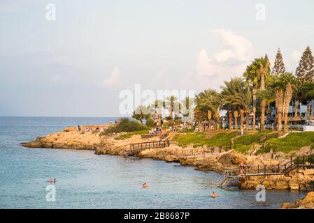 Protaras. Zypern - 5. Oktober 2018: Fig Tree Bay in Protaras. Zypern. Mediterrane Landschaft mit Touristen, die sich im Hotel entspannen. Stockfoto