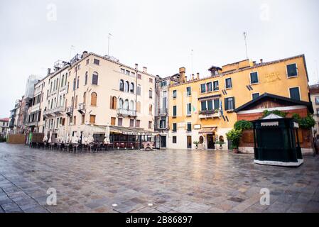 Venedig. Italien - 13. Mai 2019: Straße Calle Gritti in Venedig. Italien. Fassade des Restaurants Giglio und des Hotels Ala. Am frühen Morgen. Stockfoto