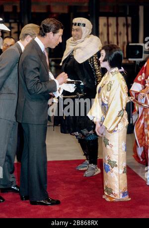 HRH Prince Charles trifft während seiner Königlichen Tour durch Japan im Mai 1986 gecastete Mitglieder des japanischen Fernsehprogramms in Tokio Stockfoto