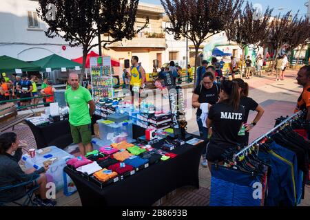 Marktstand, der zum Start des Cross-Country-Rennens in den Bergen von La Safor in Spanien Laufausrüstung verkauft Stockfoto