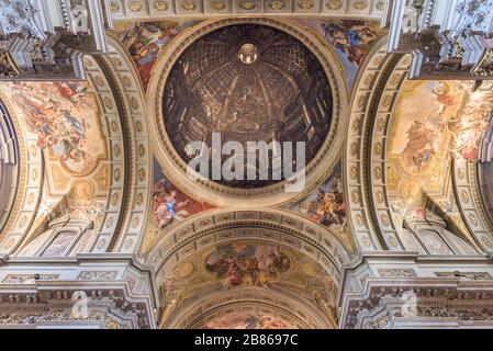 ROM, Italien - 16. Februar 2020: Bemalte Gewölbe der Kirche Saint-Ignatius in Rom, Italien, mit Trompe-l'Oeil-Perspektive des Renaissance-Malers Andrea Pozzo Stockfoto