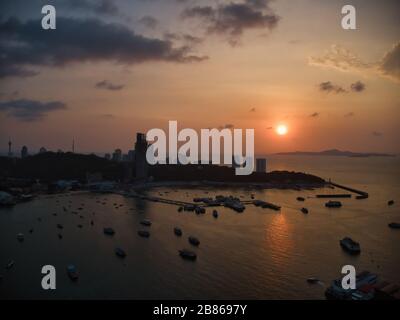 Luftansicht Sonnenuntergang Mit Drone. Touristen am Pattaya Beach, Chonburi, Thailand. Schöne Landschaft Hut Pattaya Beach. Stockfoto