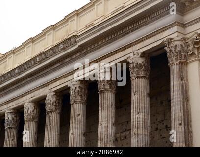 ROM, Italien, die Überreste der frontalen Säulen des Tempels von Adriano auf dem Pietra-Platz Stockfoto