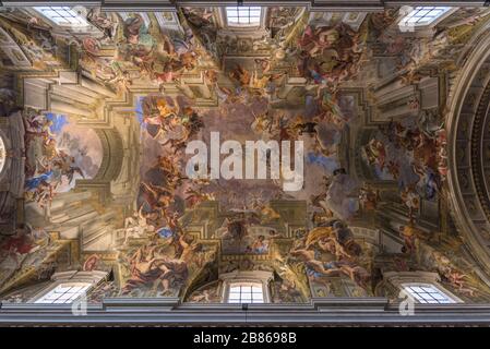 ROM, Italien - 16. Februar 2020: Bemalte Gewölbe der Kirche Saint-Ignatius in Rom, Italien, mit Trompe-l'Oeil-Perspektive des Renaissance-Malers Andrea Pozzo Stockfoto