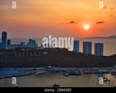 Luftansicht Sonnenuntergang Mit Drone. Touristen am Pattaya Beach, Chonburi, Thailand. Schöne Landschaft Hut Pattaya Beach. Stockfoto