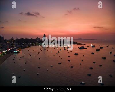 Luftansicht Sonnenuntergang Mit Drone. Touristen am Pattaya Beach, Chonburi, Thailand. Schöne Landschaft Hut Pattaya Beach. Stockfoto