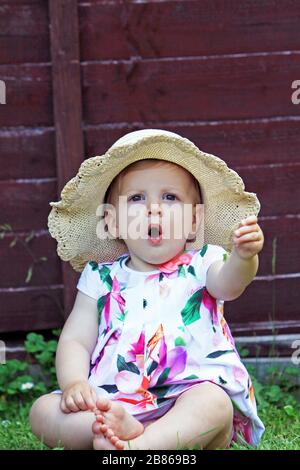 Süßes Kleinkind im Garten Stockfoto