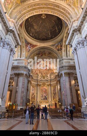 ROM, Italien - 16. Februar 2020: Bemalte Gewölbe der Kirche Saint-Ignatius in Rom, Italien, mit Trompe-l'Oeil-Perspektive des Renaissance-Malers Andrea Pozzo Stockfoto