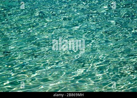 Hintergrund der Draufsicht, klares blaues Meer. Das Wasser ist kristallklar, da das Sonnenlicht scheint. Stockfoto